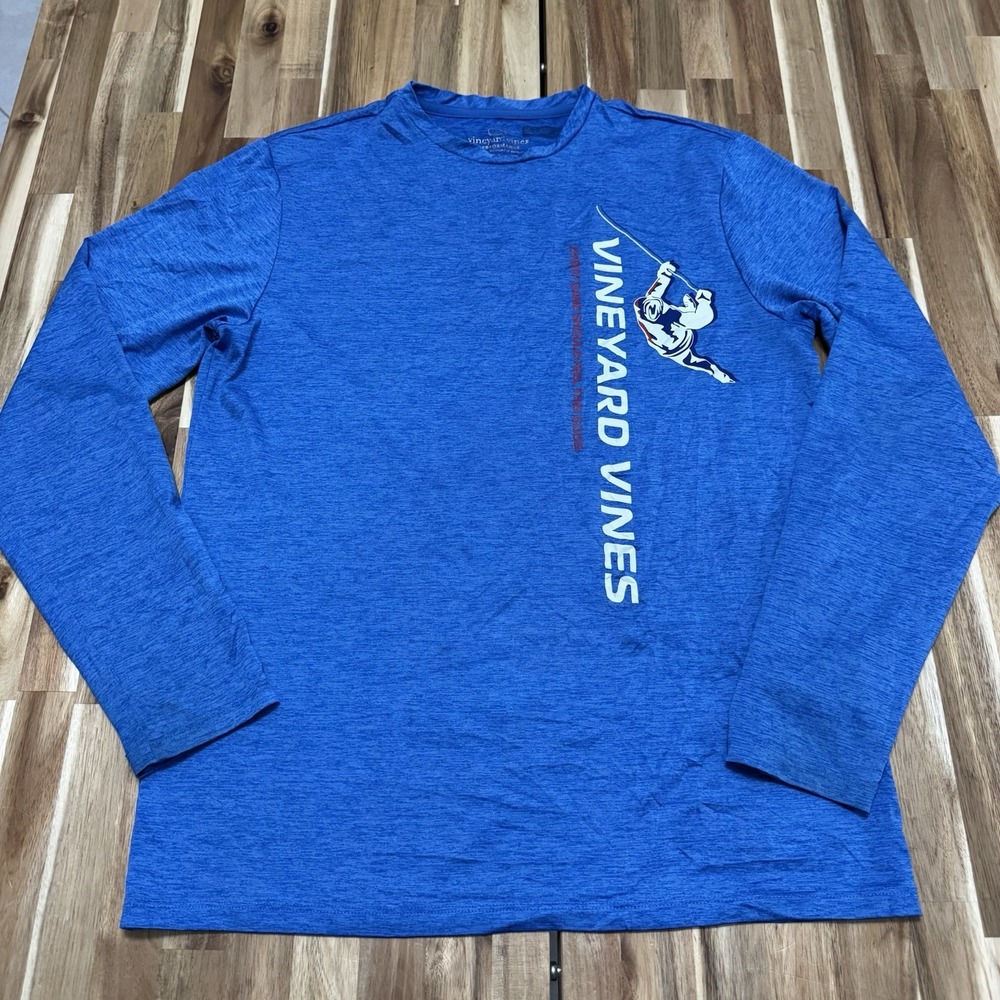 Vineyard Vines Performance Shirt Mens S‎ Blue Long Sleeve Hockey Player Graphic